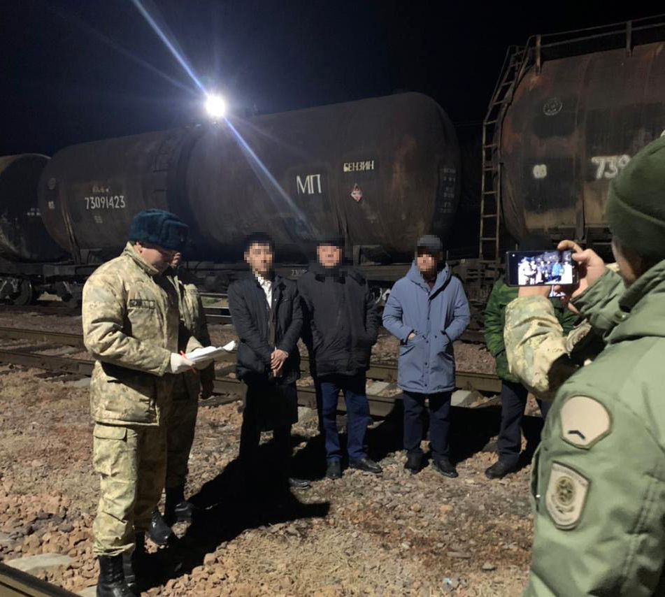 Незаконный вывоз из Казахстана бензина и солярки пресекли сотрудники ...