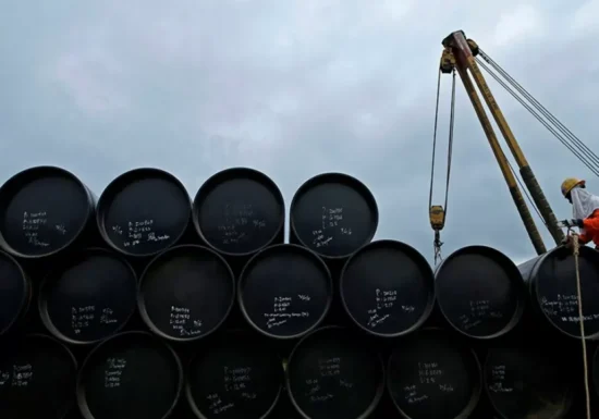 Цены на нефть удерживают рост в ожидании переговоров между США и Китаем