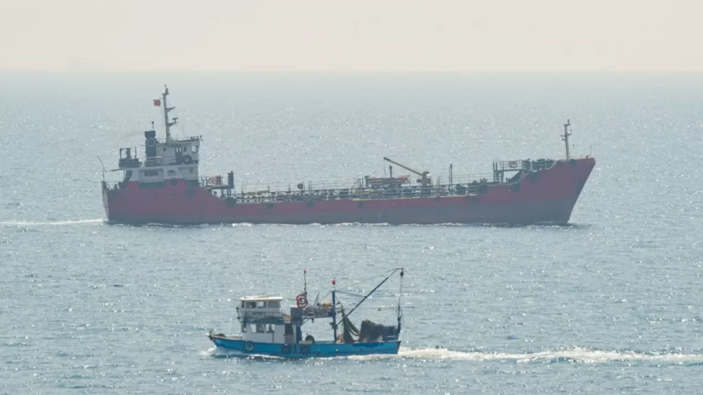 Россия готова задействовать ВМФ для защиты нефтяных танкеров